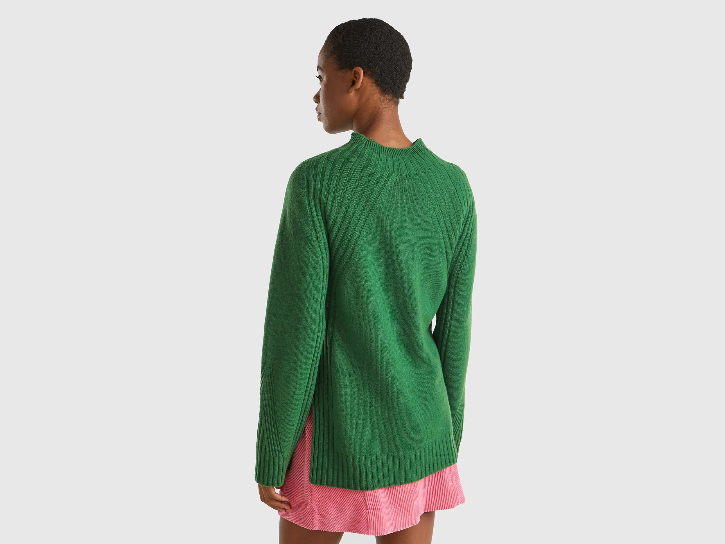Hochgeschlossener Pullover mit Schlitzen