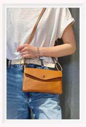 Umhängetasche aus genarbtem Leder mit zwei Taschen